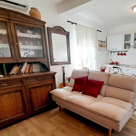 Dida Roko, Rustikalni Apartman S Terasom คาชเตลา ภายนอก รูปภาพ