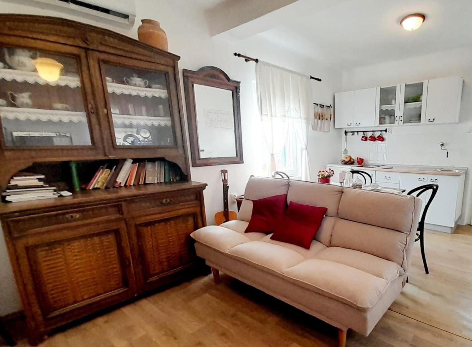 Dida Roko, Rustikalni Apartman S Terasom คาชเตลา ภายนอก รูปภาพ